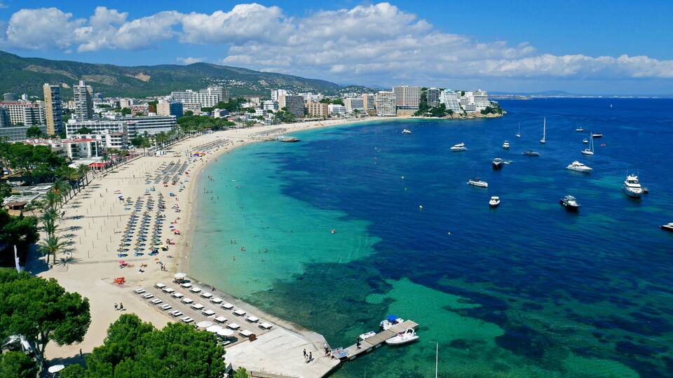 Magaluf Beach and Bay, Calvia, Mallorca, Mediterranean Sea, Balearic Islands, Spain.