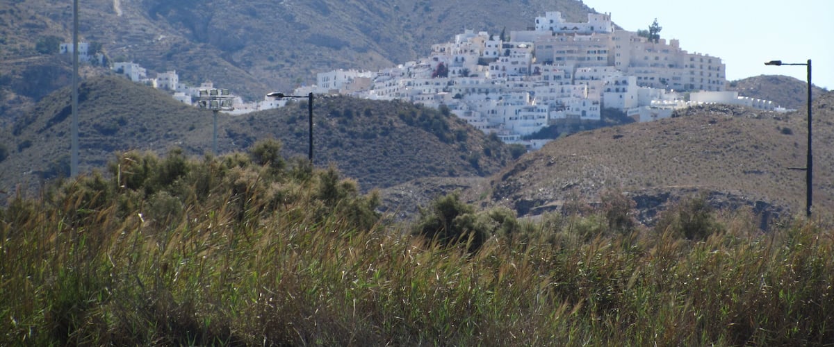 El pueblo de MojĂĄcar - lejos desde el campo de fĂștbol