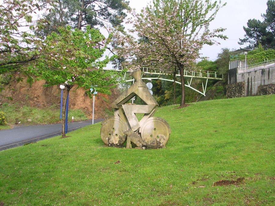 Monumento en el Parque Bastiagueiro