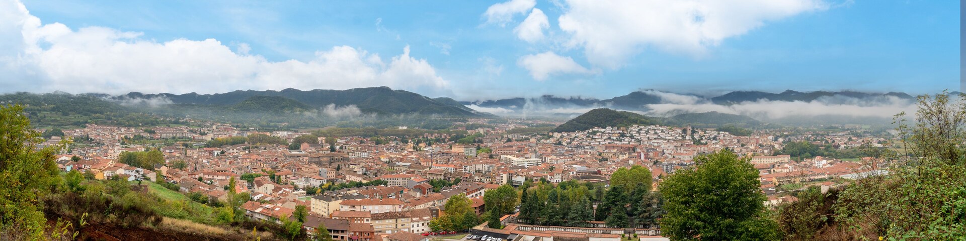 Una vista panorámica de una ciudad ubicada en un valle, con montañas al fondo.