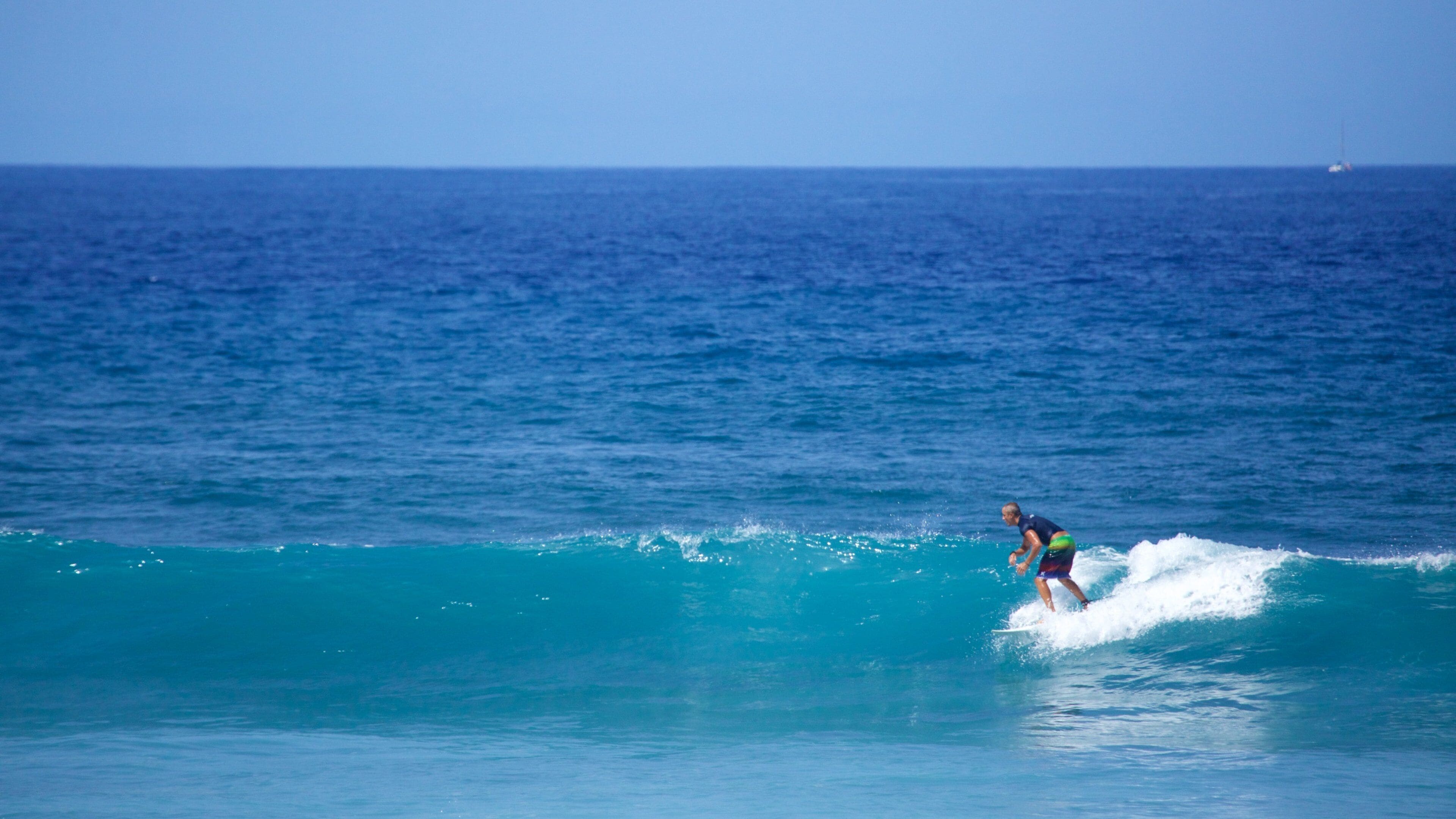 Un surfista montando una ola en el océano.