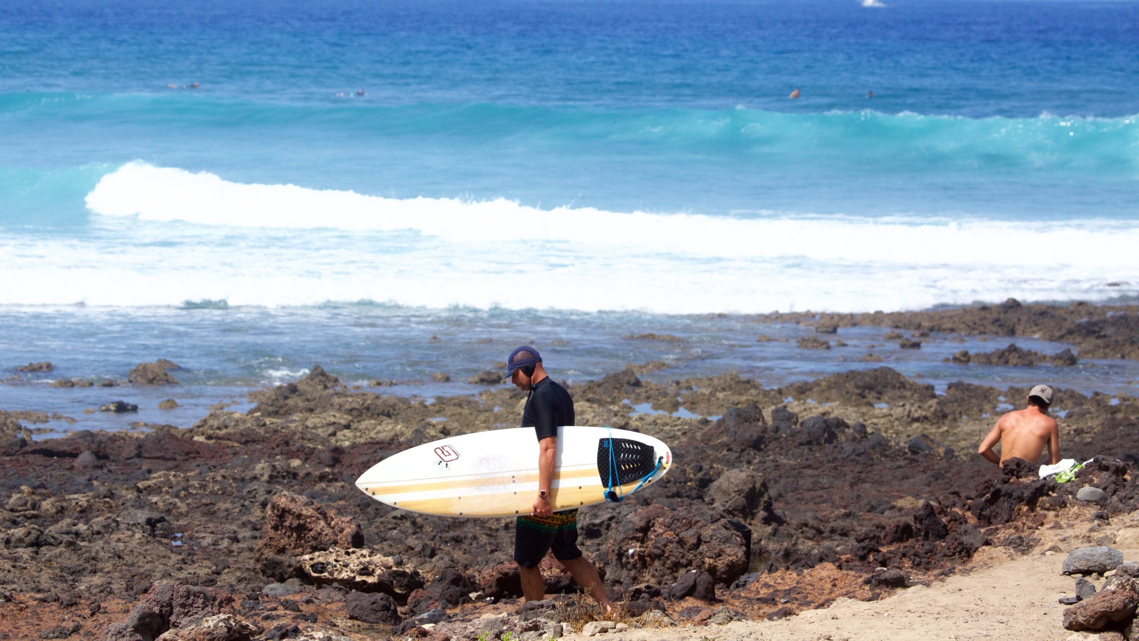 Playa de las Americas montrant côte escarpée et surf aussi bien que homme