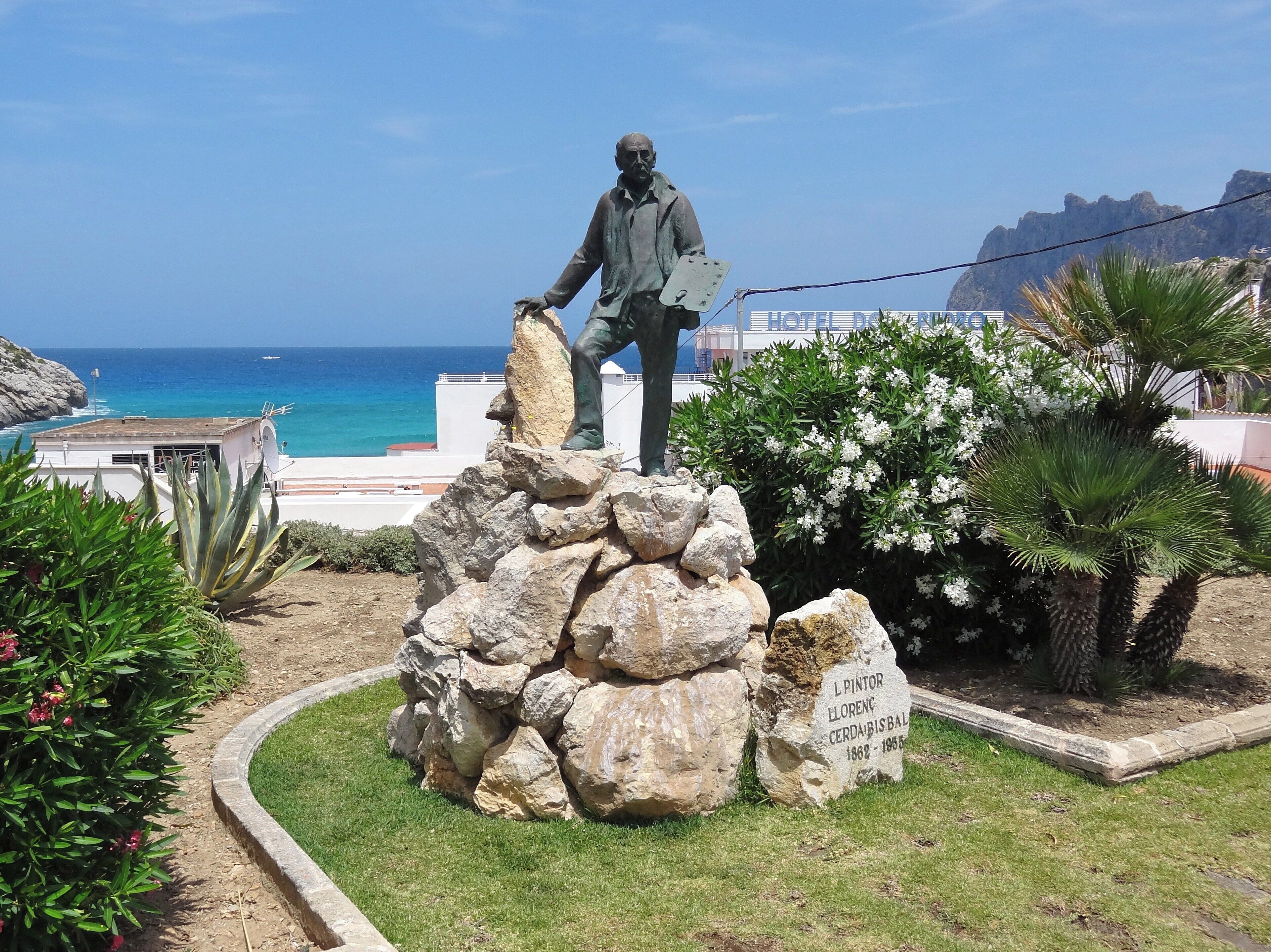 Denkmal für den Maler Llorenç Cerdà i Bisbal (1862–1955) im Ort Cala Sant Vicenç, Gemeinde Pollença, Mallorca, Spanien