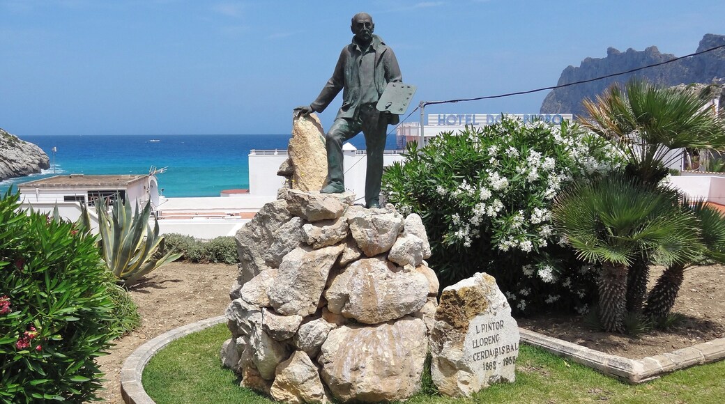 Denkmal für den Maler Llorenç Cerdà i Bisbal (1862–1955) im Ort Cala Sant Vicenç, Gemeinde Pollença, Mallorca, Spanien