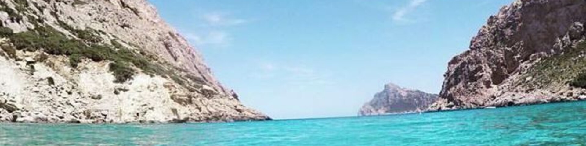 A few minutes of morning serenity before a few days of healing from a jellyfish sting.. Biking 10km followed by hiking an hour down to Cala Boquer on the north shores of Mallorca is sometimes worth the swim.
#makingfriends#EndlessSummer