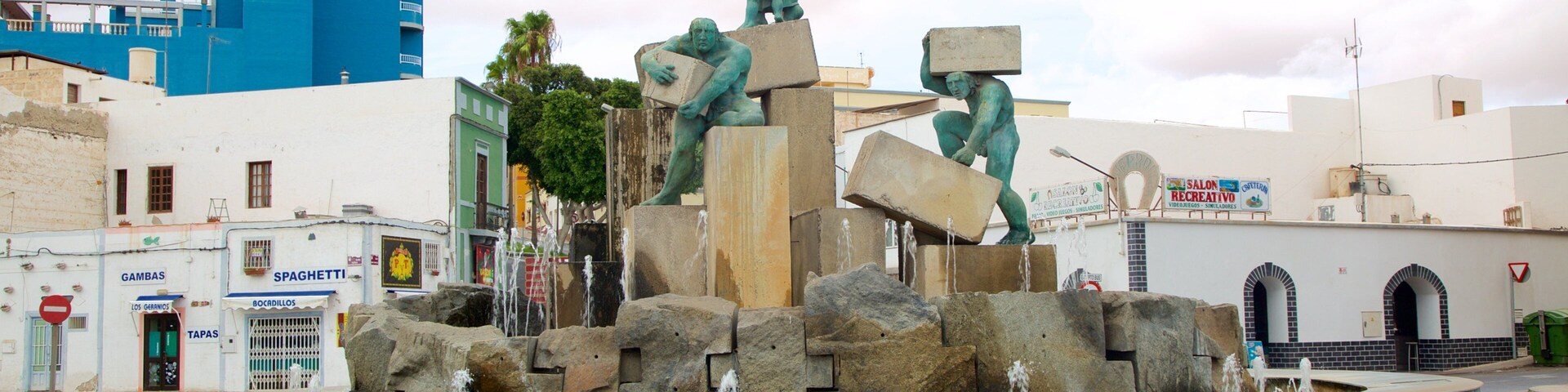 Puerto del Rosario which includes a fountain