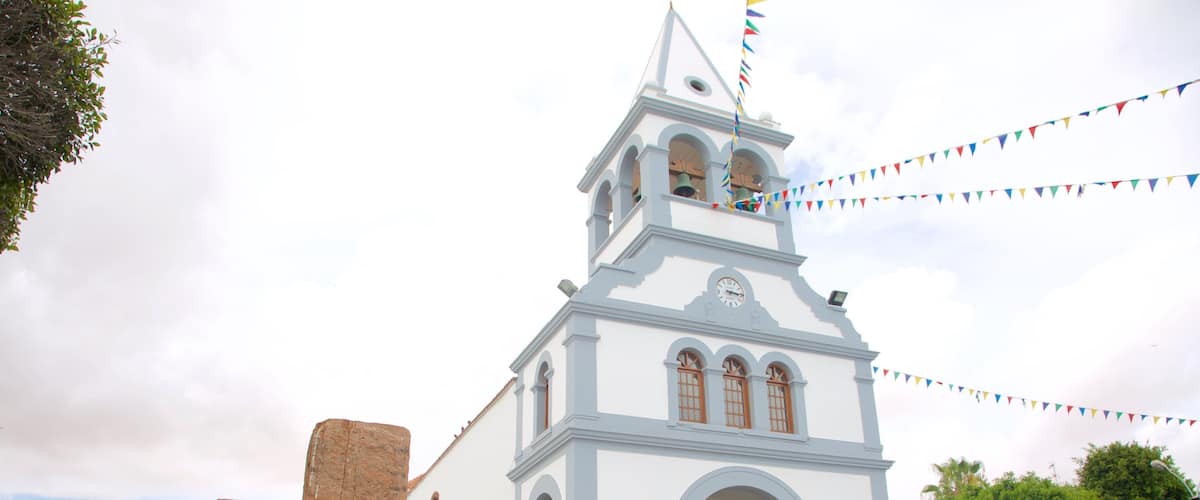 Puerto del Rosario which includes religious aspects, a church or cathedral and heritage architecture