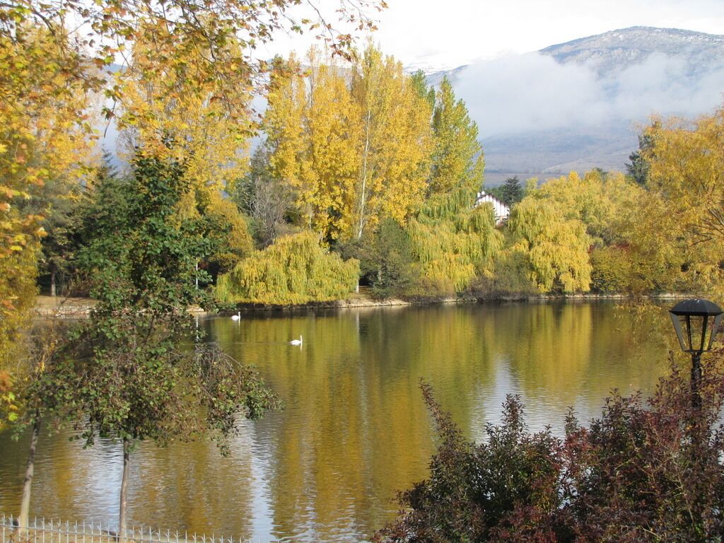 Lago de Puigcerda y montaña al fondo.