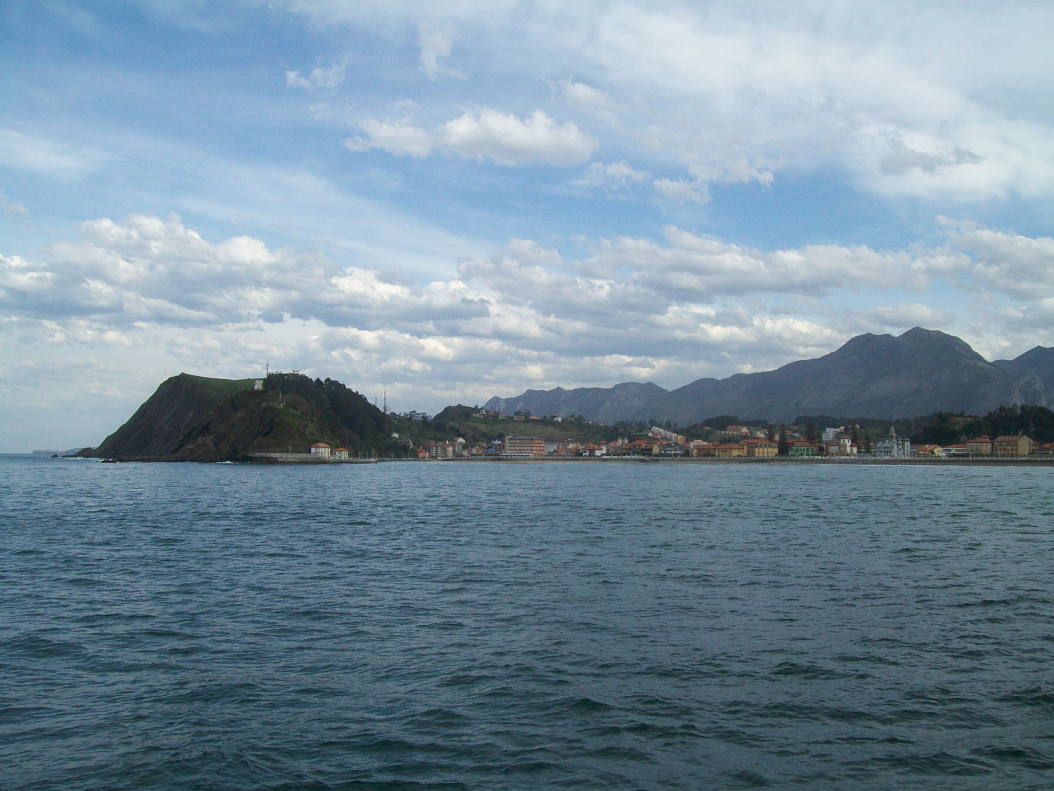 Vista de Ribadesella y su costa.