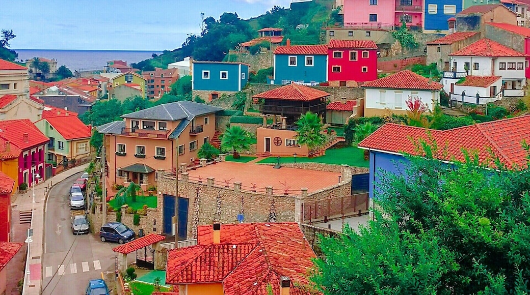 Colourful Asturian houses đĄ