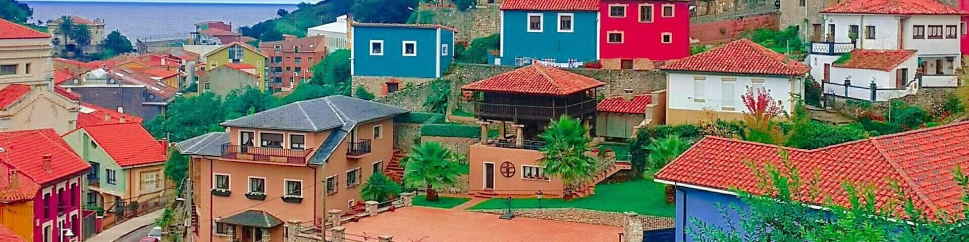Colourful Asturian houses đĄ