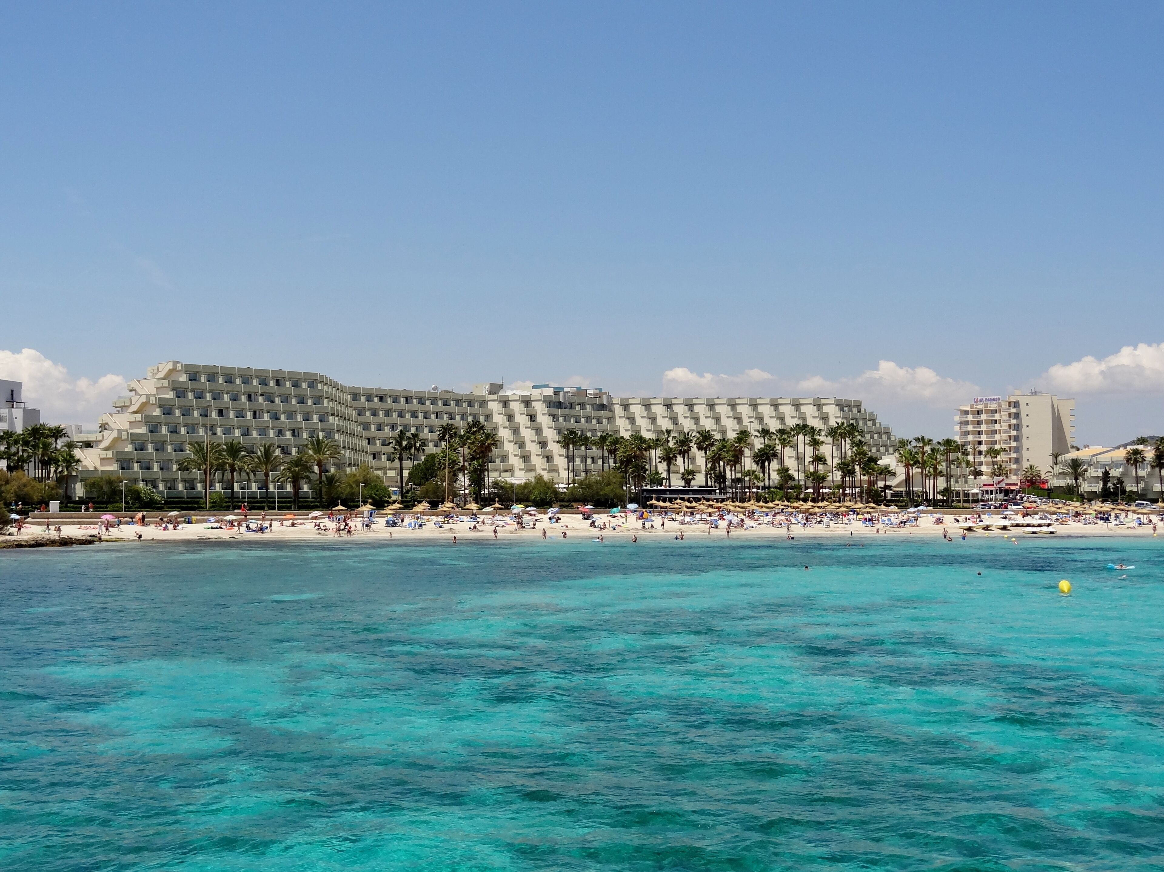 Strand von Sa Coma in der Gemeinde Sant Llorenç des Cardassar, Mallorca, Spanien