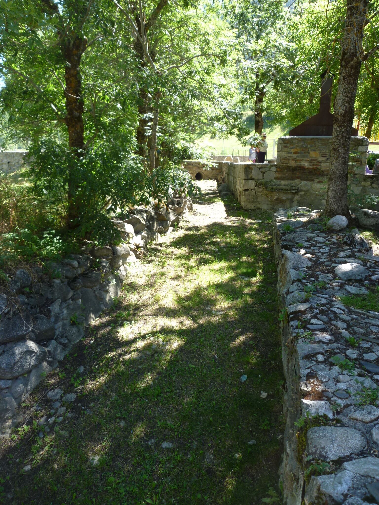 Era Mòla dera Vila de Salardú (Naut Aran}: canal de l'aigua