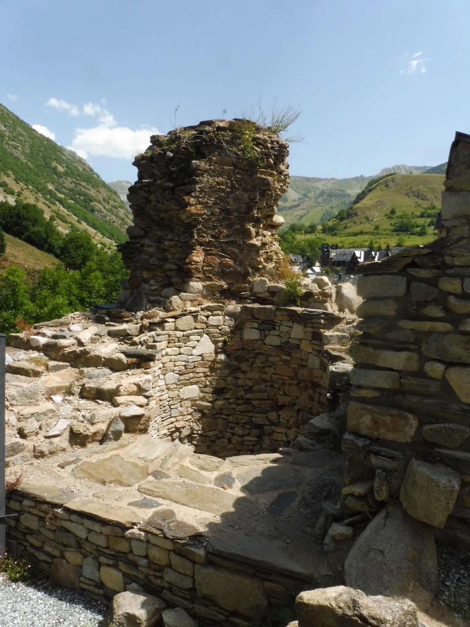 Recinte emmurallat de Salardú (Naut Aran)