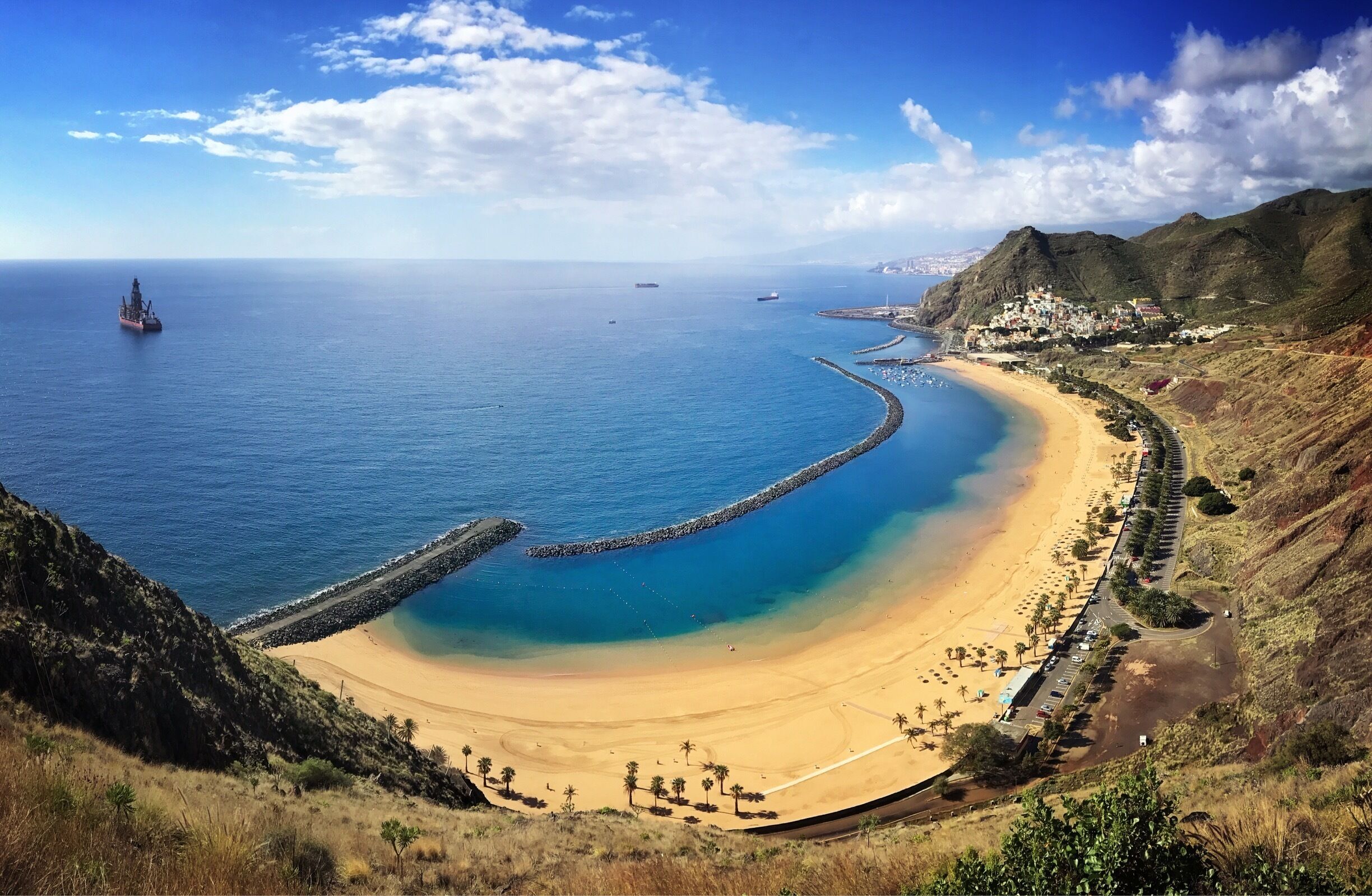 Amazing beach near Santa Cruz on Tenerife. Went there for a picnic lunch and to dip our toes in the water after a warm hike in the mountains. #beachbound