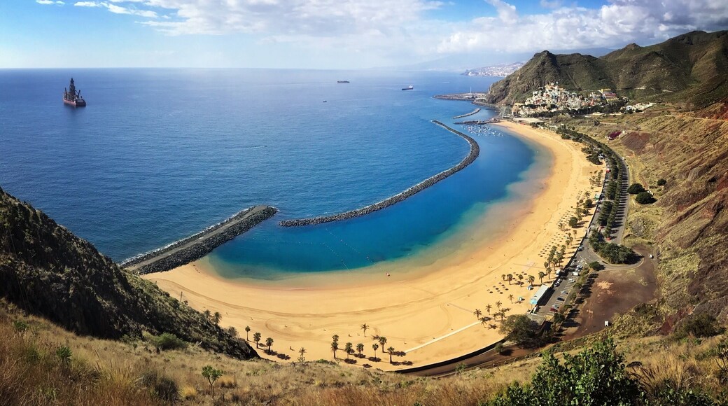 Amazing beach near Santa Cruz on Tenerife. Went there for a picnic lunch and to dip our toes in the water after a warm hike in the mountains. #beachbound