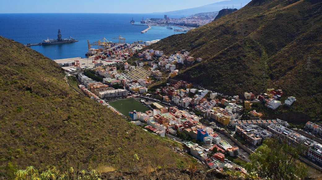 Barrio de María Jiménez visto desde el camino que sube al Lomo de las Canteras en la margen izquierda del Barranco del Bufadero.
