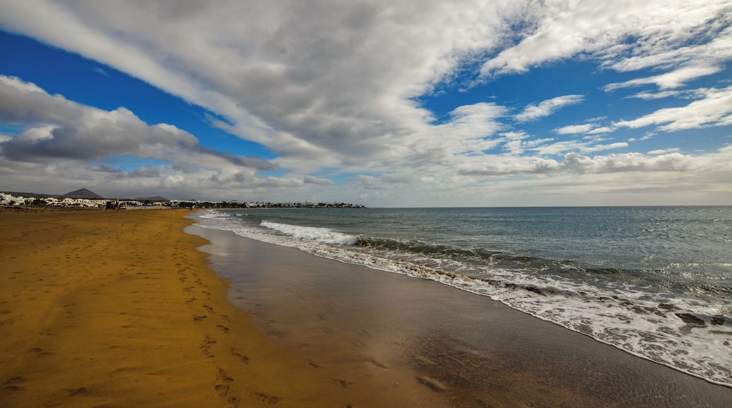 Looking towards Matagorda and Arricife on Los Pocillos beach. You can spot many low flying aircraft on their final approach to Lanzarote Arricife airport.