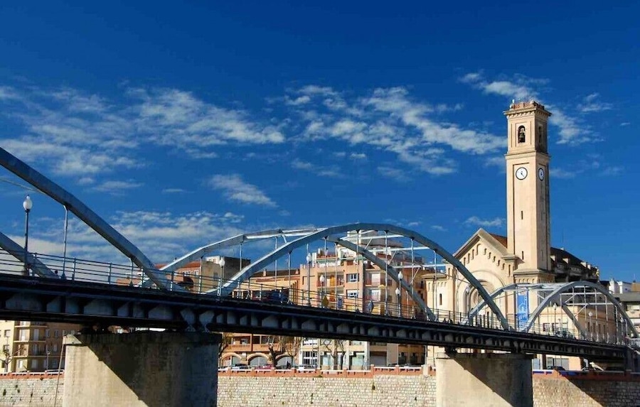 Perspective on the town of Tortosa, Spain.
More about my getaway to Tarragona province: http://goo.gl/Z6A9RG