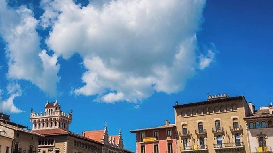 The Plaça Major of Vic #inCostaBrava. Since its origin, the market square has reflected Vic's standing as the county's commercial centre and the market has been held there from time immemorial - Thx to #BCNmuchmore we discovered this little gem, just beyond the city of #Barcelona! #inspiringtravellers #WeekendGetaway #BVSBlue