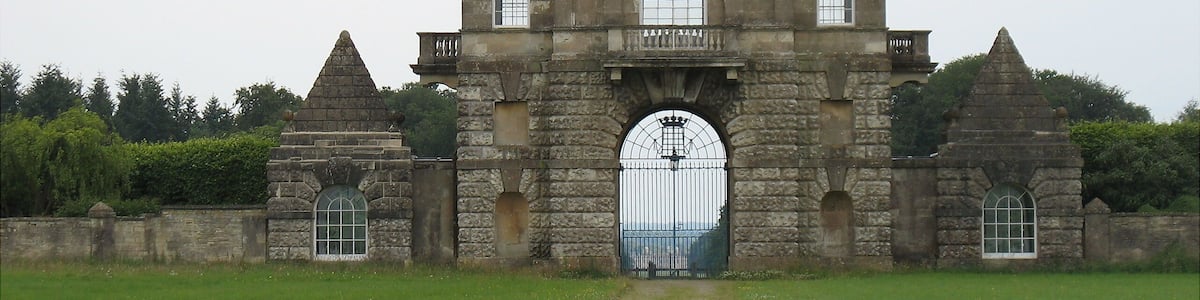 Ein historisches Steinhaus mit großem Bogenportal und einer Kuppel.