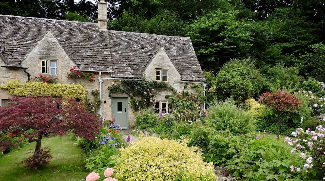 Bibury, a major destination for tourists visiting the traditional rural villages, tea houses and many historic buildings in the Cotswold District.
#InStone #OnTheRoad
