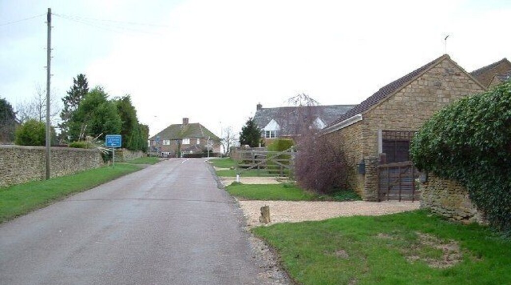 Croughton Entering Croughton on the road from Souldern