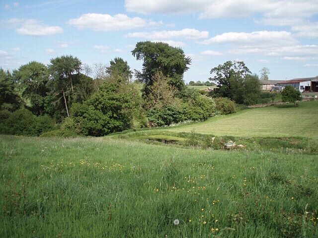View from footpath. The start of this footpath is almost invisible - the stile and signpost are hidden in the hedge. See 441181
