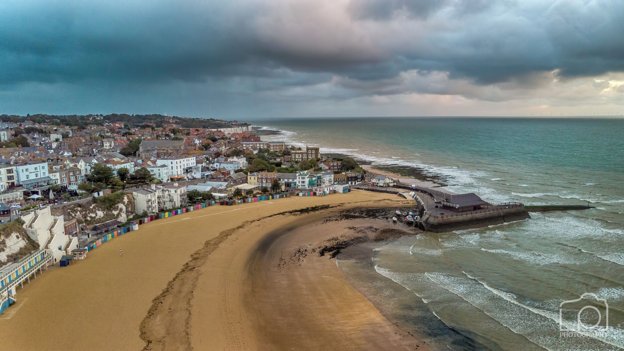 Sunrise on the Kent coast, what could be better? 

#kent #coast #beach #visitkent #explorekent #thanet #vikingbay #broadstairs #mavicair #mavic #air #drone #sea #sand 