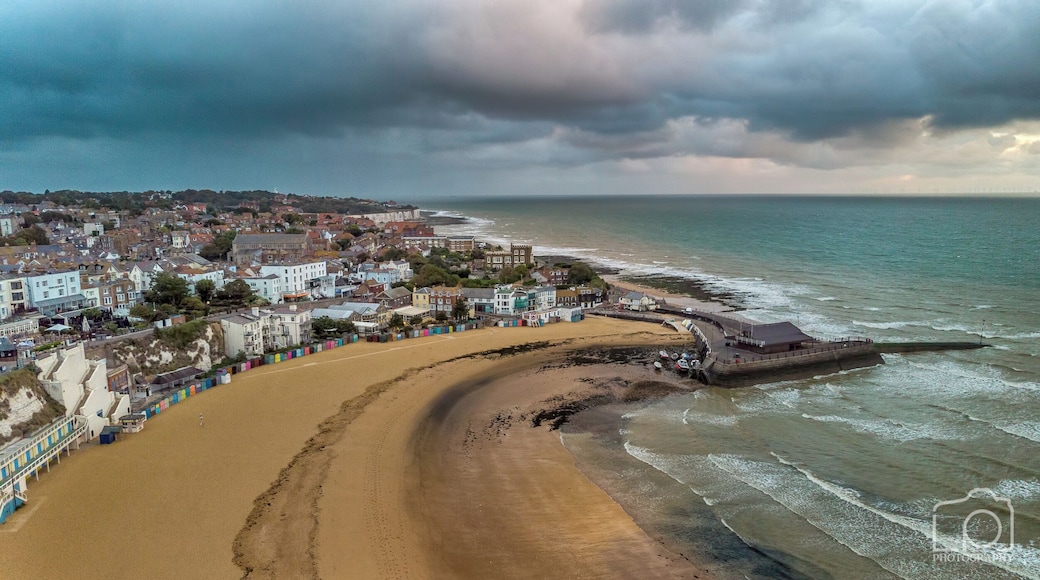 Sunrise on the Kent coast, what could be better?
#kent #coast #beach #visitkent #explorekent #thanet #vikingbay #broadstairs #mavicair #mavic #air #drone #sea #sand