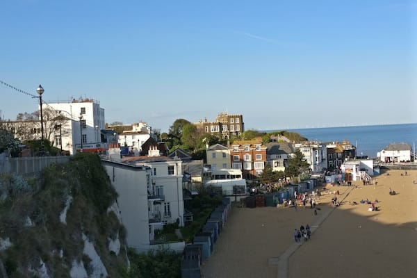 I was surprised at how pretty Broadstairs was. This clean and tidy little town has Viking Bay in it's city centre, a beautiful beach filled with activities.
This image was taken in spring and didn't catch any crowds, I'm sure it fills up with nearby locals in the summer!
#LifeAtExpedia #Merch #England #EastCoast #Broadstairs