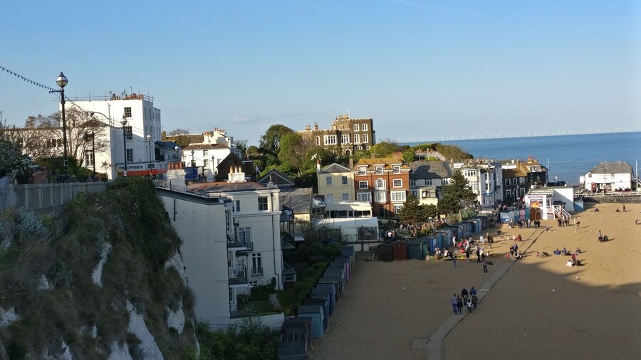 I was surprised at how pretty Broadstairs was. This clean and tidy little town has Viking Bay in it's city centre, a beautiful beach filled with activities.
This image was taken in spring and didn't catch any crowds, I'm sure it fills up with nearby locals in the summer!
#LifeAtExpedia #Merch #England #EastCoast #Broadstairs