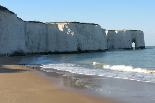 A castle on one end and this beautiful natural formation on the other.
The white cliffs in all of their glory with an arched side and loads of hidden caves when the tide is low.
#LifeAtExpedia #Merch #England #EastCoast #Margate