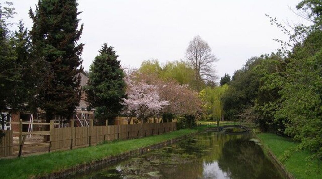 New River The new river is an aqueduct originally built to transfer water from Amwell Springs in Hertfordshire to London.