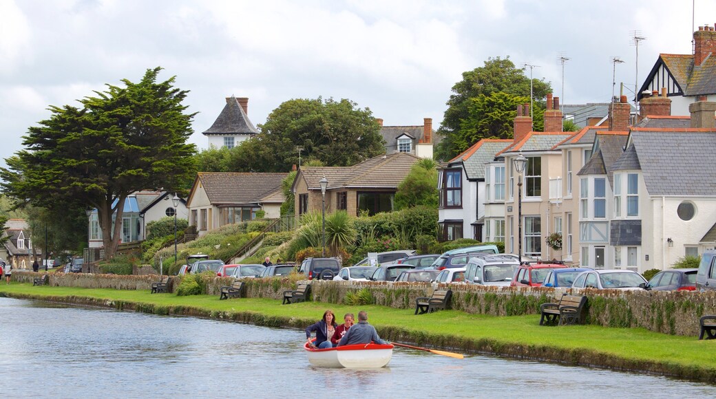 Bude 表示 海岸沿いの町 と ボート