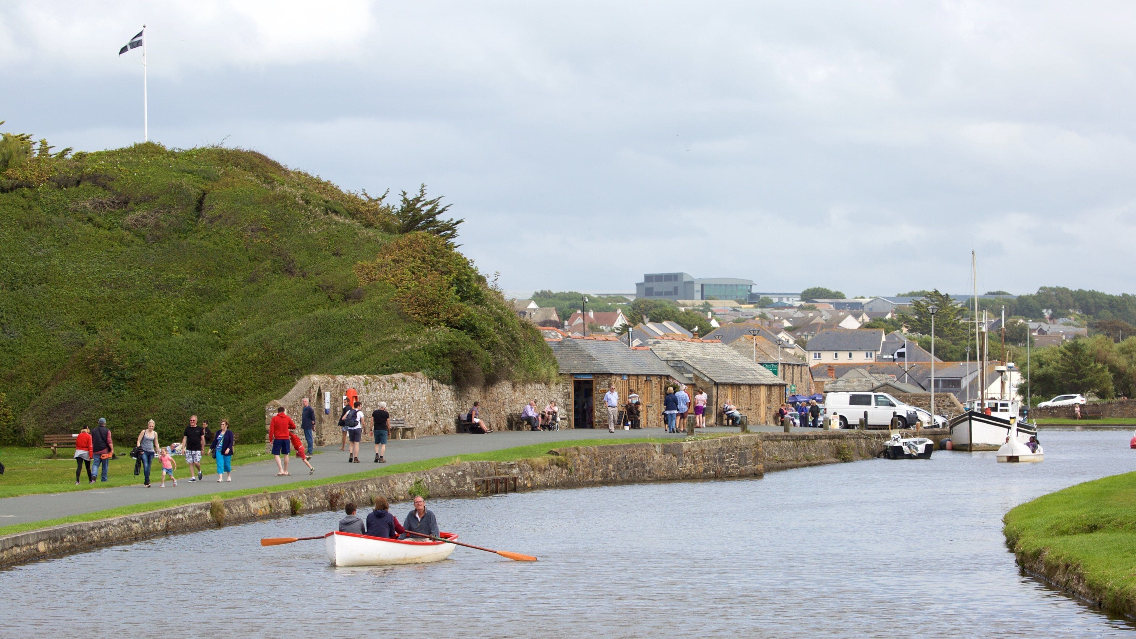 Bude showing boating and a coastal town as well as a large group of people