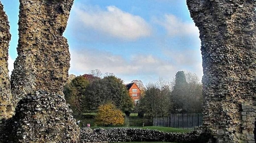 Bury St Edmunds is “The nicest town in the world” according to William Cobbett, Essayist and Traveller, and we agree! The town is probably most famous for the ruined Abbey that stands near to the town centre, surrounded by Abbey Gardens, and is one of the hidden gems of Suffolk.
#unitedkingdom #england
#burystedmonds
#history #historical
#romanruin
#travel