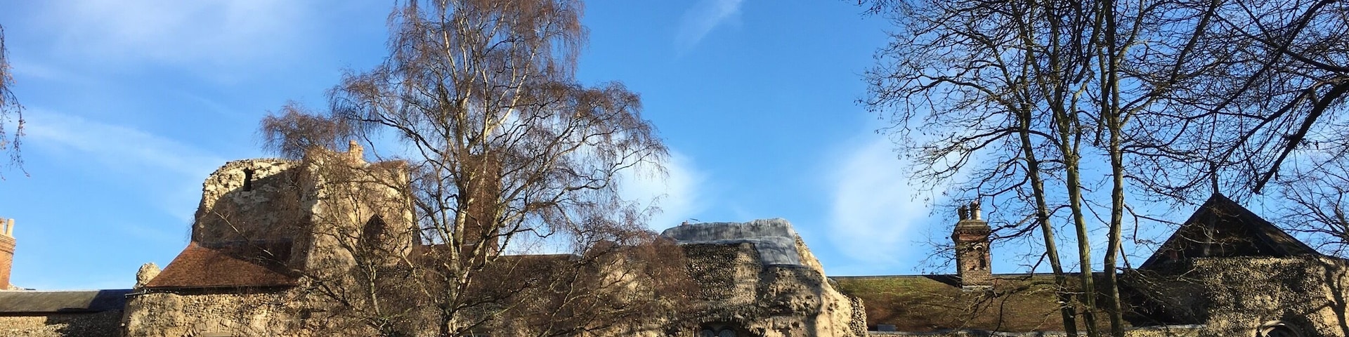 A fantastic market town in Suffolk.
Best Saturday market in this area.
If you happen to be here around Christmas time, don't miss out on the Christmas market - one of the biggest in UK 🇬🇧.
#markettown #burystedmund