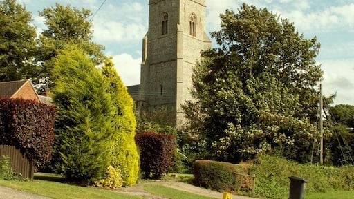 St. Peter and St. Paul; the parish church of Bardwell This is the largest church in this area of Suffolk and has a tall perpendicular tower and a fine perpendicular south porch with good flushwork decoration. The lofty nave carries an excellent hammerbeam roof. The chancel was built in 1553.