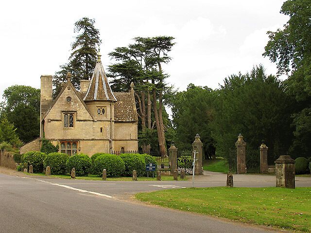 Gatehouse at Grittleton School. This square although all farmland, also has an intersection on the northern edge. This gatehouse to the school is on the south eastern corner of the intersection at gpr ST8584779965.