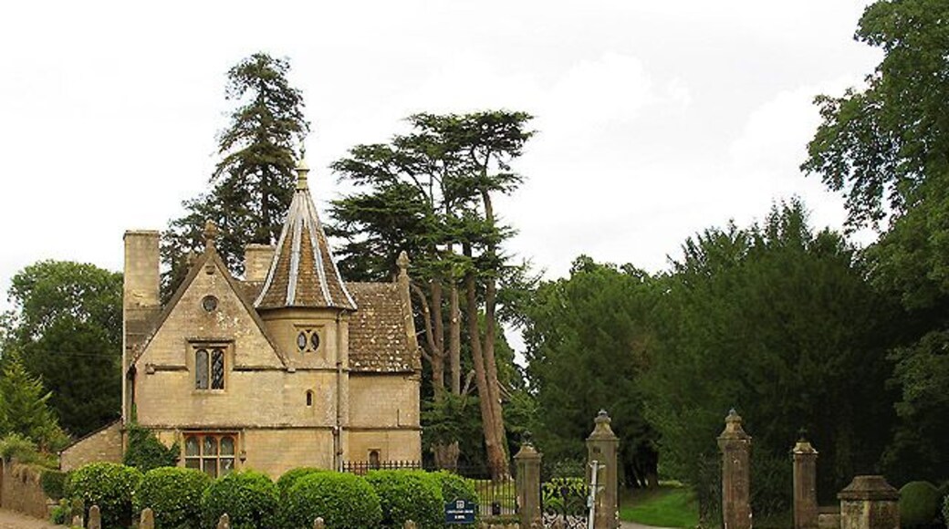 Gatehouse at Grittleton School. This square although all farmland, also has an intersection on the northern edge. This gatehouse to the school is on the south eastern corner of the intersection at gpr ST8584779965.