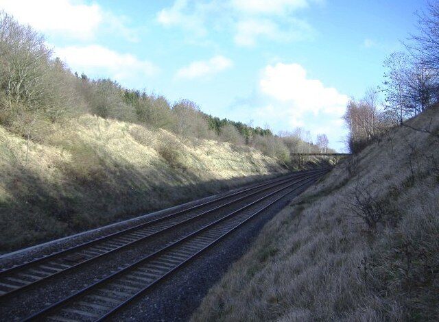 Railway cutting near Hullavington Looking east, along the main line from South Wales to Paddington.