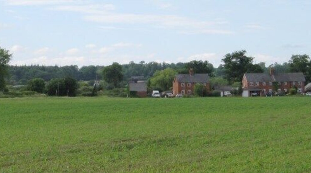 The outskirts of Bromham. For such a small village, Bromham spreads out remarkably far with these houses just about marking the eastern edge of the village.