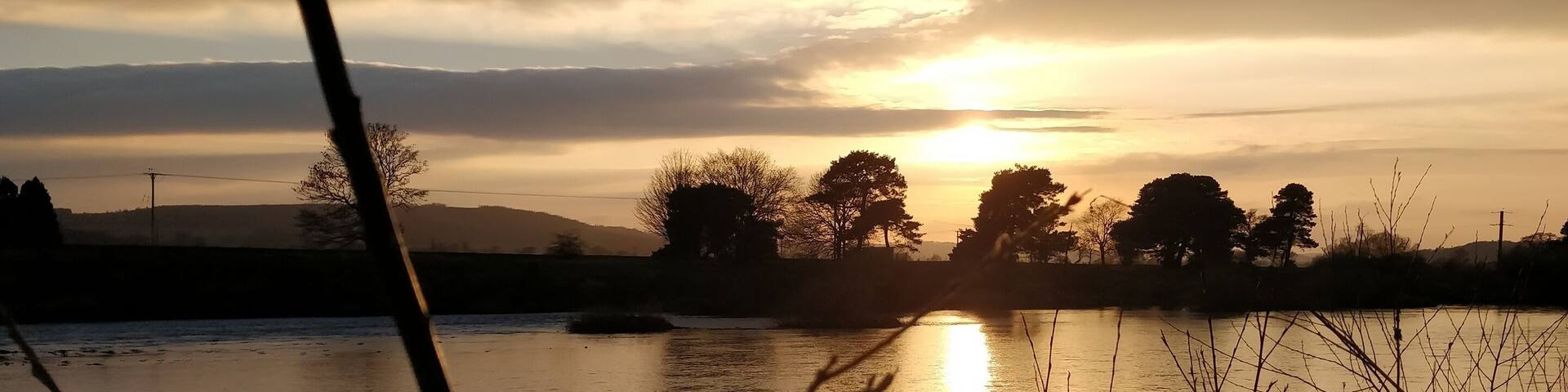 A lovely sunset by the river in Corbridge 🏞️🌤️