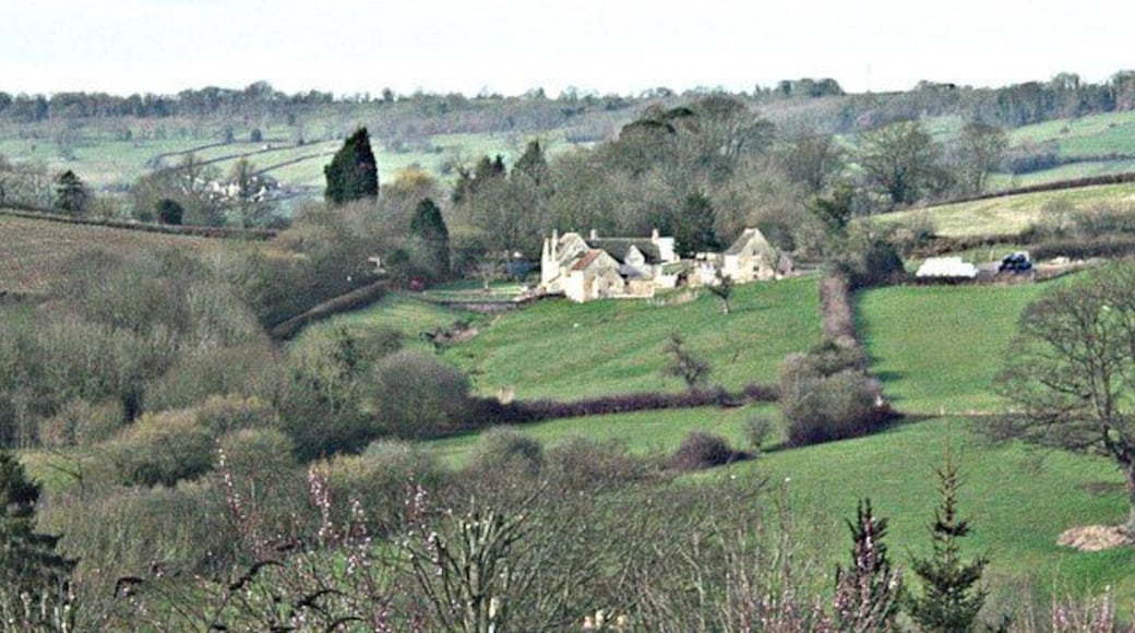 Slade's Farm On the A4 out of Box we get this view of Slade's Farm. Ingalls Cottages are a little way to the right on the same level. Just visible in the left background is Alcombe Manor with Banner Down behind.