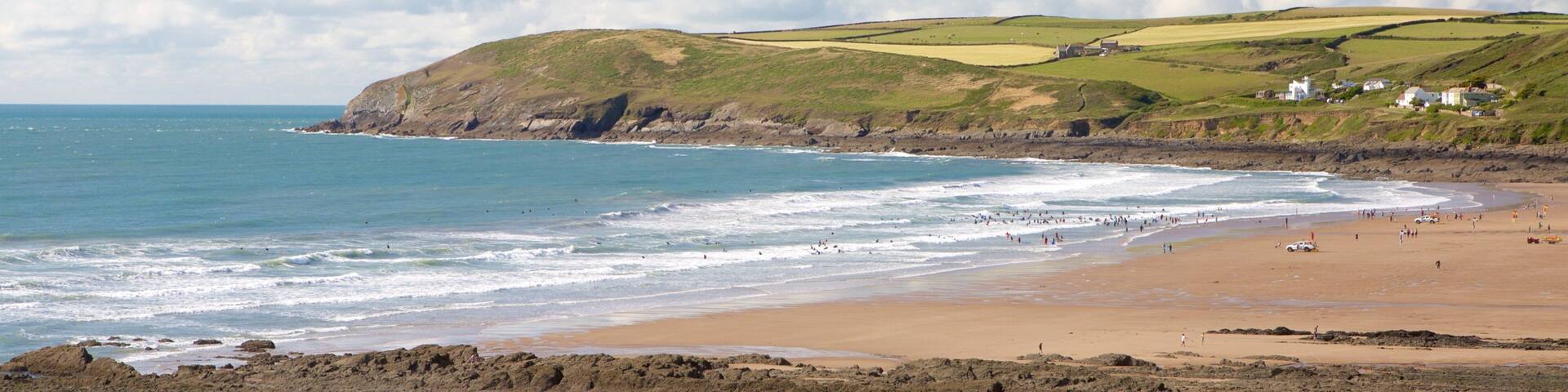 Croyde som viser en sandstrand og udsigt over landskaber
