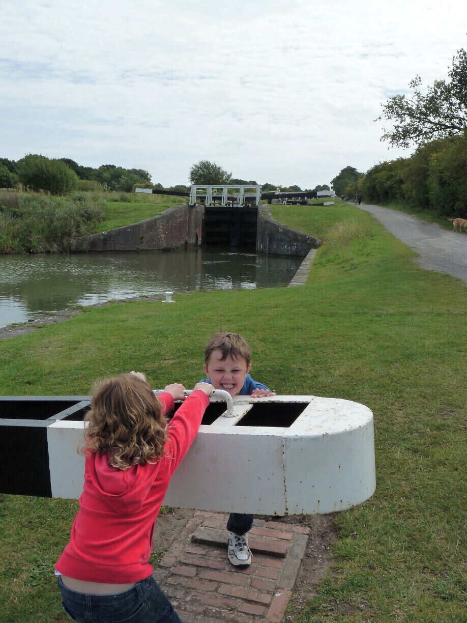 We walked along the river watching the boats go through the canals. The kids had the chance to help out a few of the boats get through the locks which was great fun. I would love a three or four day trip along here. A few of the boats had bikes with them as well to cycle along the path beside the boat. Plenty of English pubs along the way too! #kidsfun