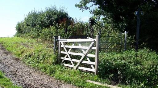Gate and footpath, Cuckhold's Green The footpath takes walkers from the minor road at Cuckhold's Green into the village of Worton.