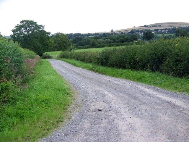 Footpath near Urchfont The footpath takes walkers along the farm track on its way from Crookwood Lane to Urchfont.