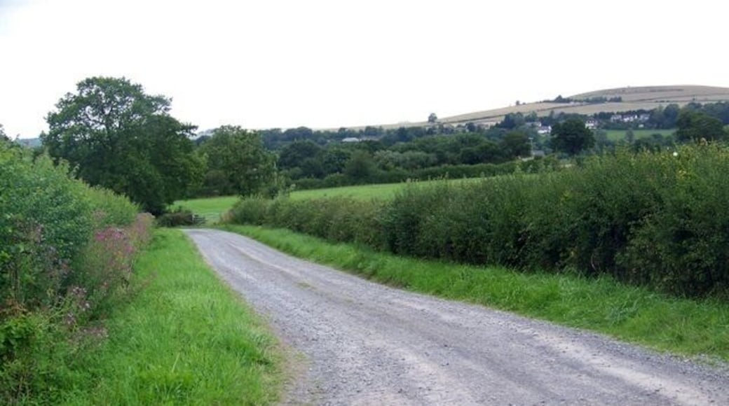 Footpath near Urchfont The footpath takes walkers along the farm track on its way from Crookwood Lane to Urchfont.